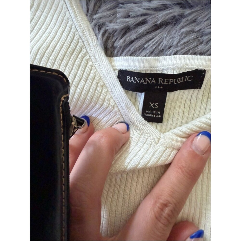 Banana Republic Cream Ribbed V-Neck Tank - Picture 3 of 4